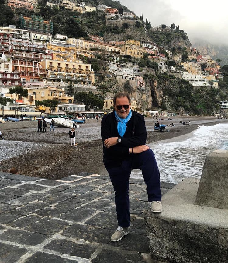 Antes de ser presentador en la televisión,
<b><a href="https://www.univision.com/shows/el-gordo-y-la-flaca/raul-de-molina-recordo-sus-tiempos-de-fotografo-aunque-a-sus-seguidores-no-les-gustaron-las-imagenes-fotos">Raúl de Molina fue fotógrafo durante varios años</a></b>, por lo que ha viajado alrededor del mundo.
<br>