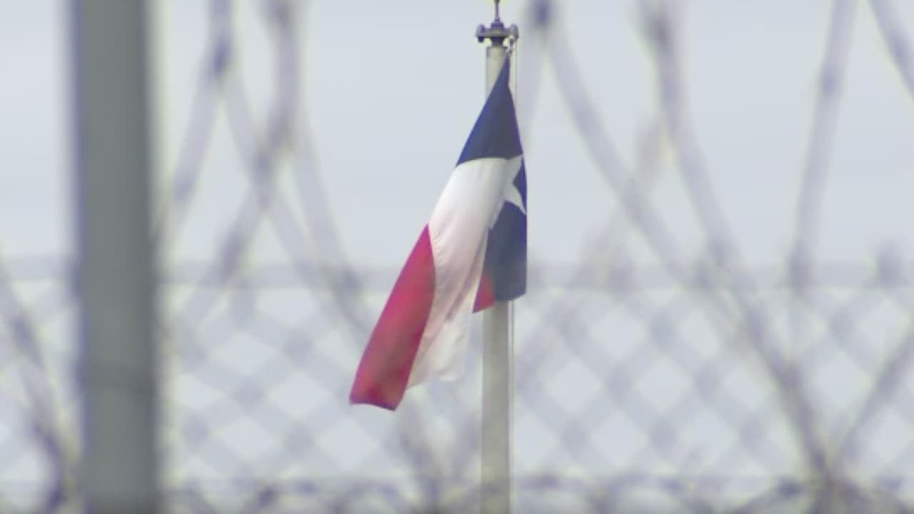 Buntion había violado su libertad condicional después de cumplir 13 meses de una sentencia de 15 años por agredir sexualmente a una niña, de 15 años.