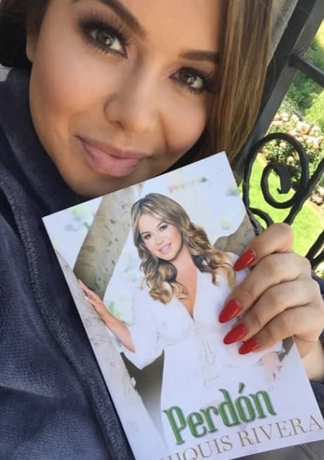 En su libro 'Perdón', la cantante cuenta algunos episodios de su infancia, recuerdos que tiene de su madre, los abusos que sufrió, la depresión por la muerte de Jenni y lo duro que ha sido enfrentar todos los chismes en los que la han involucrado.