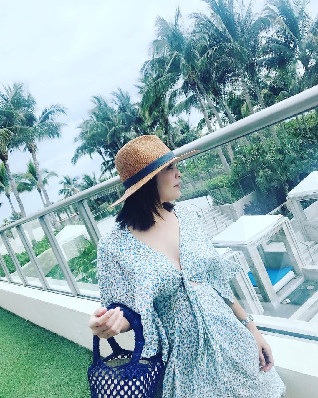 Una salida a comer o a caminar por los lugares turísticos amerita llevar el ‘outfit’ apropiado, por lo que Karla usó un vestido con maxi mangas, estampado floral y escote pronunciado.
<br>