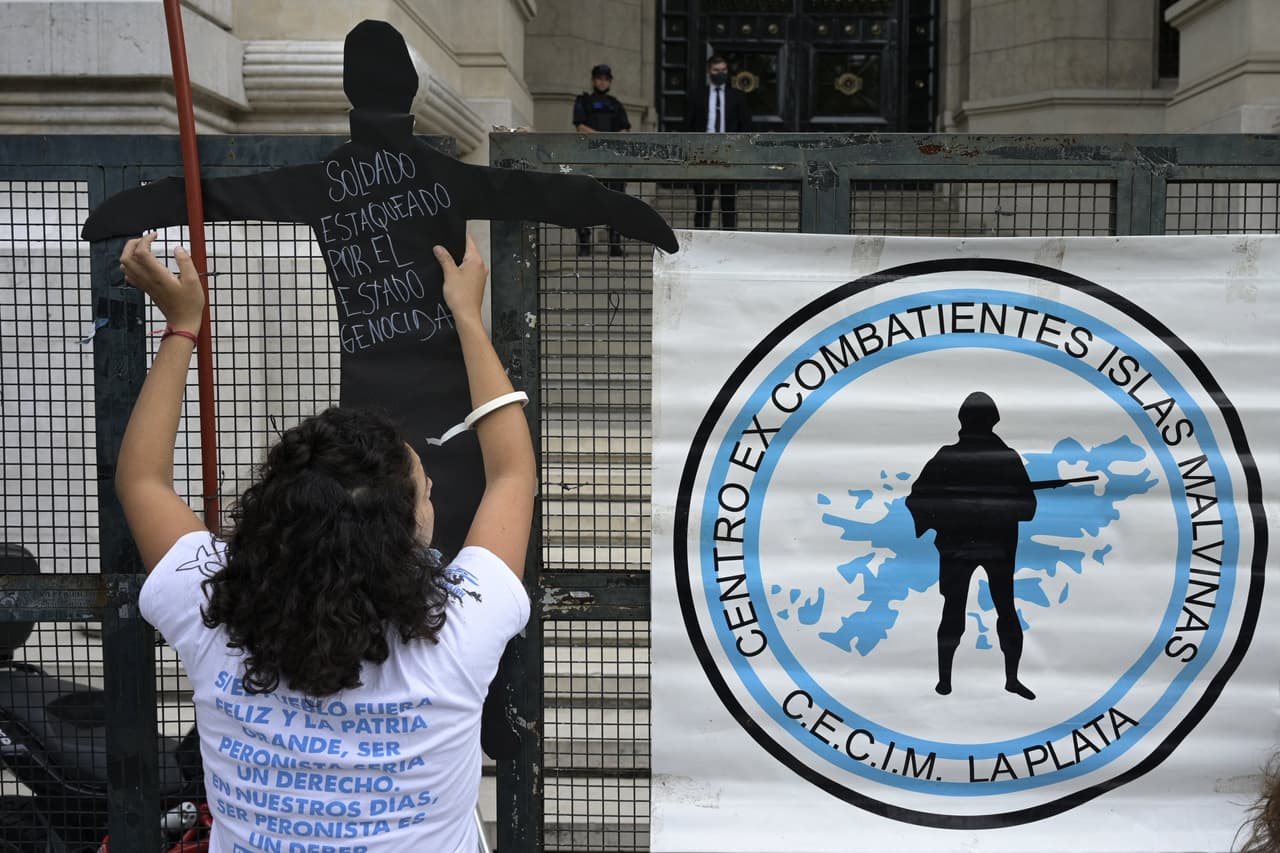 Para algunos soldados argentinos o sus familiares, Malvinas representa no solo una demanda de soberanía nacional, sino de justicia personal. Varios conscriptos han denunciado que fueron sometidos a torturas, vejaciones y algunos fueron asesinados por superiores en el transcurso de la operación militar. En 2007 el Centro de excombatientes de ciudad de La Plata, presentó una demanda contra militares argentinos.