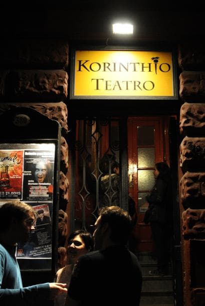 En un antiguo prostíbulo y también ex refugio de inmigrantes construido en 1897 funciona ahora el Korintho Teatro, otro espacio independiente donde tres actores dirigidos por una joven de sólo 24 años se animaron con buen resultado a montar 'A puerta cerrada', difícil texto de Jean Paul Sartre.
