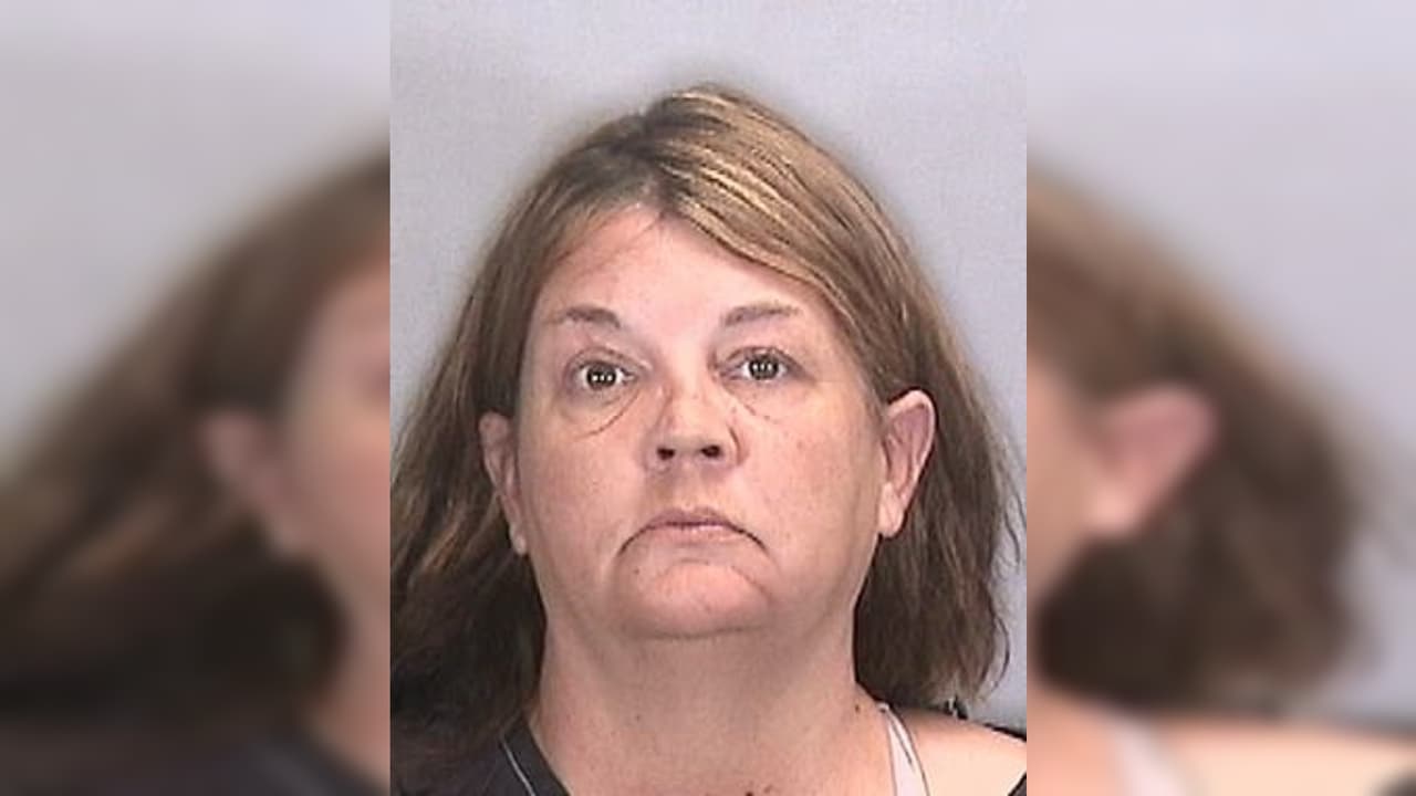 Una mujer es acusada de esconder el cadáver de un hombre durante 5 meses para cobrar el dinero de su Seguro Social