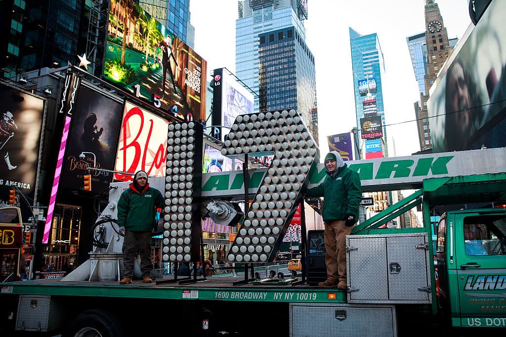 Dos trabajadores posan con los números que se presentaron este jueves ante los medios.