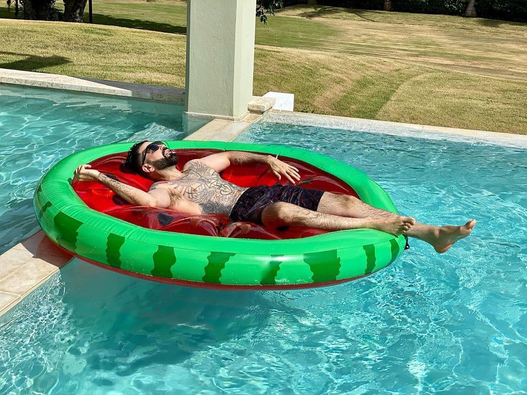 Como cada semana, lo nuestro es pasarlo bien, tan rico como Jomari sobre este inflable de sandía, pero junto a ti.