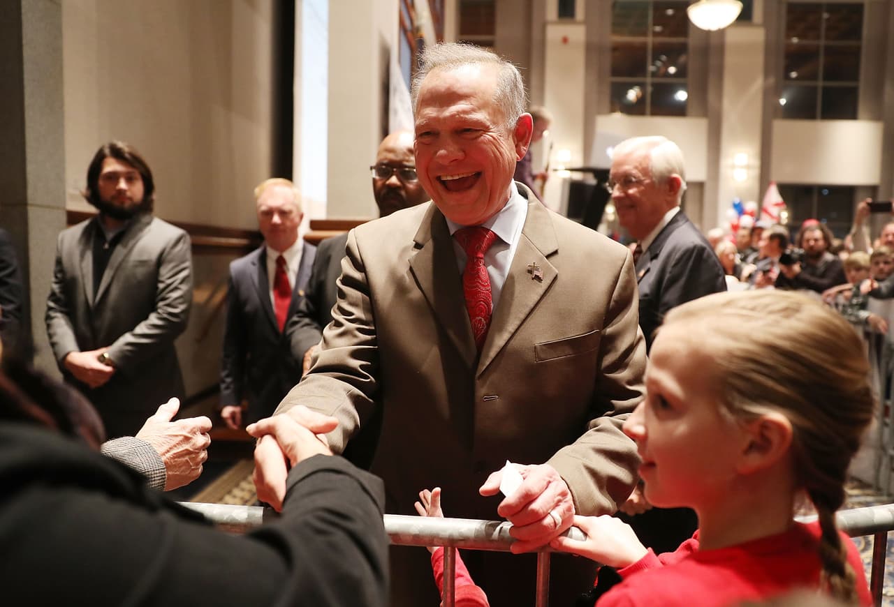 El candidato republicano Roy Moore llega comando de campaña en Montgomery, cuando aún no hay resultados oficiales.