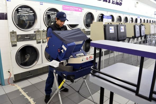 Unos votaron dentro de una barbería, en una facilidad deportiva y otros experimentaron problemas para ejercer su derecho pero la mayoría aprovechó para tomarse un ‘selfie’ y compartirlas en las redes sociales en una de las elecciones a la gobernación más cerradas de la nación.