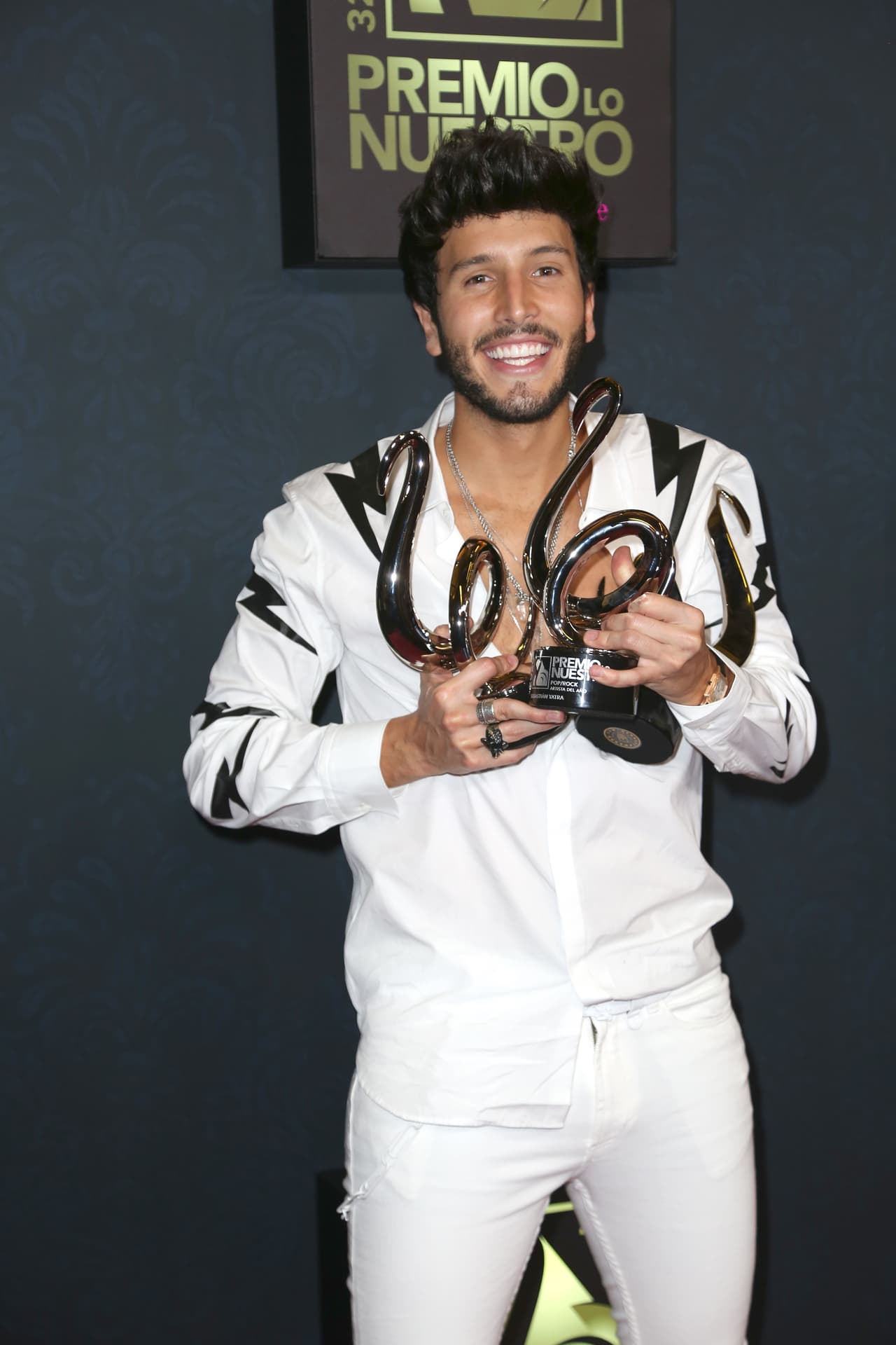 Sebastián Yatra acumuló tres premios. El colombiano ganó en las categorías Artista del año, Canción del año - Pop/Rock ('Un año', que cantó con Reik) y Colaboración del año - Regional mexicano ('Un año', junto a Banda Los Sebastianes).