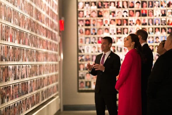 Fueron acompañados por Alice Greennwald, directora del museo; así como por el presidente del museo, Joe Daniels.