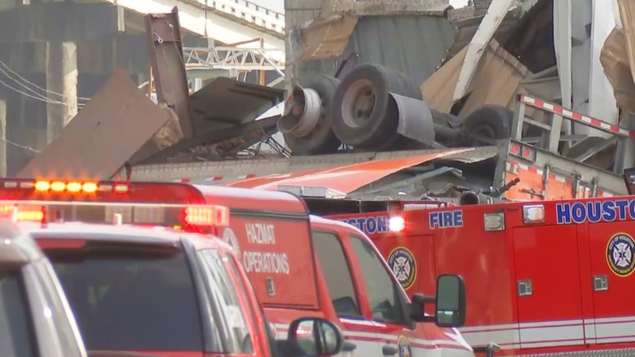 Un testigo declaró a las autoridades que vio cuando un auto pequeño se atravesó en el carril por el que transitaba el camión. El camionero intentó esquivarlo, pero
