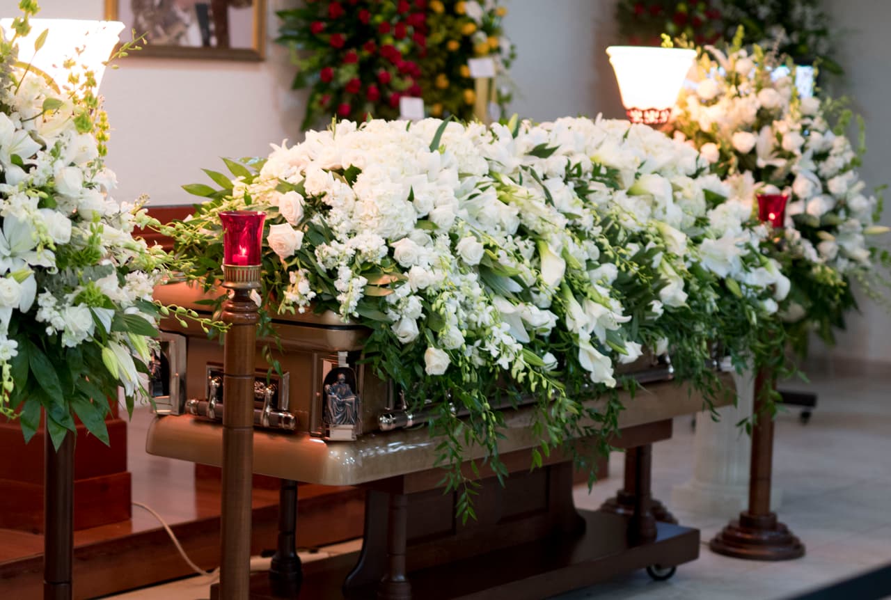 El féretro cubierto de flores donde fue velado el astrólogo Walter Mercado. Decenas de admiradores llegaron a una casa funeraria en San Juan, capital de Puerto Rico, para despedir al astro televisivo amado por millones en EEUU y América Latina.