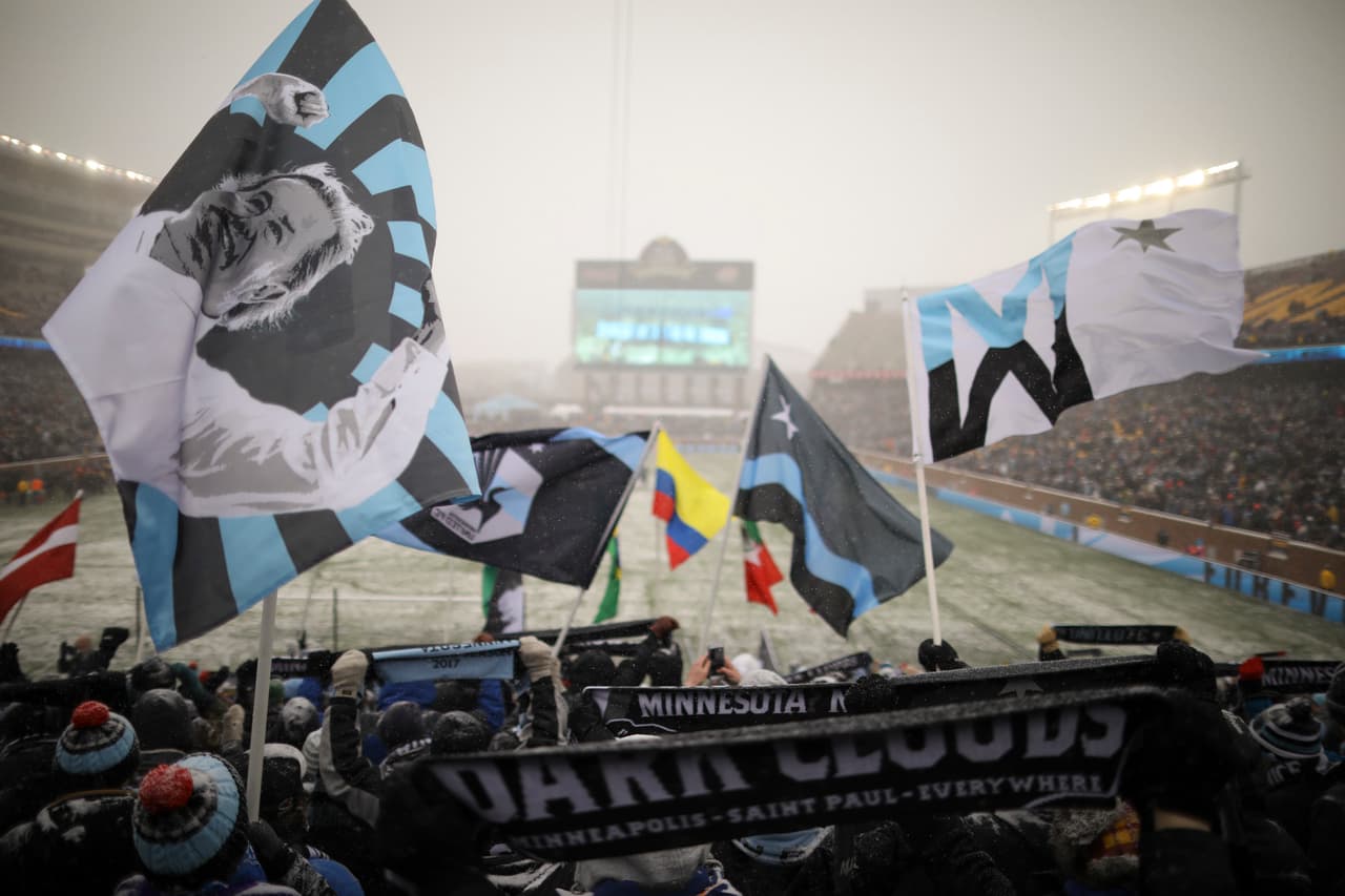 En la tribuna los aficionados de los 'Loons' no se dejaron espantar por la fuerte nevada, y el frío inclemente, gozandop cada minuto del partido y alentando sin parar.