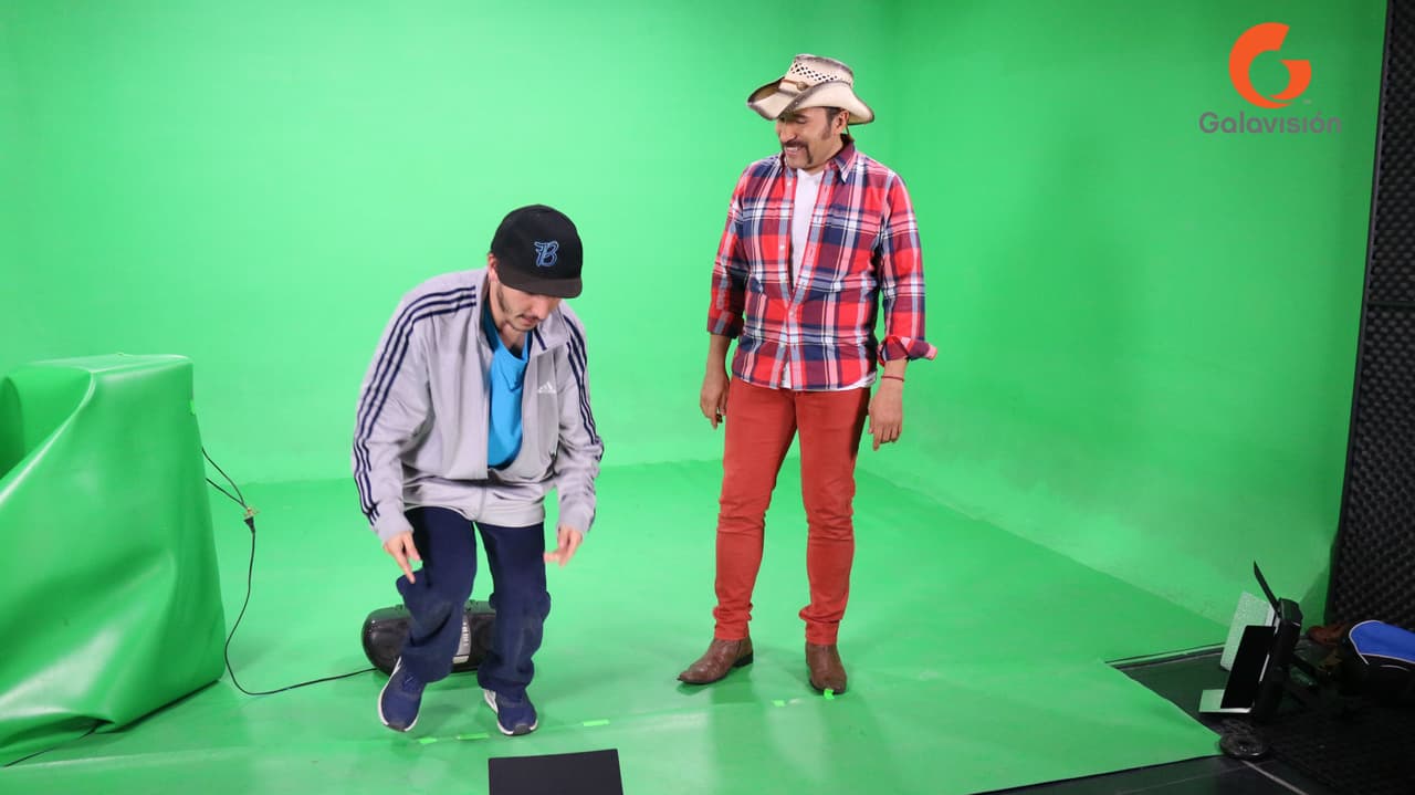 La escena tuvieron que reptirla varias veces entre risas y tropiezos.