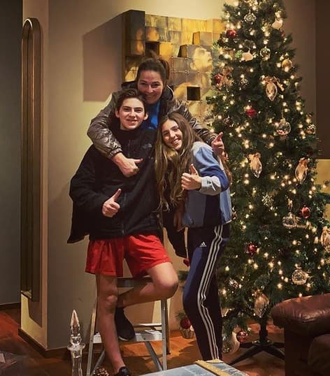 "Un día le pregunto a Patricio 'oye amor, y ¿eres feliz?' y la respuesta de mi hijo me confrontó cañón: 'Me faltaría una cosa para ser feliz,
<b><a href="https://www.univision.com/famosos/eugenia-cauduro-sufrio-el-rechazo-de-gente-que-creia-cercana-cuando-subio-72-libras-y-cayo-en-depresion-fotos" target="_blank">tener una mamá delgada</a></b>'".