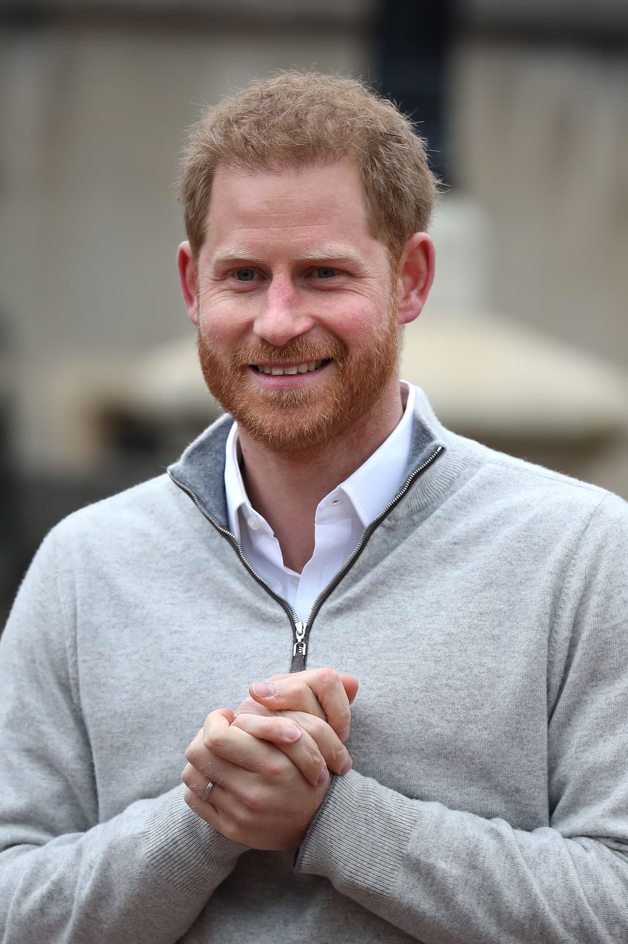 Todos los gestos del príncipe Harry al anunciar el nacimiento de su bebé con Meghan Markle el 6 de mayo de 2019.