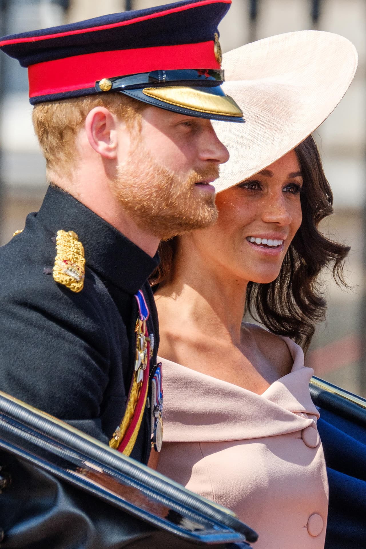 Ya como 
<b>duquesa de Sussex</b>, Meghan Markle optó por un vestido rosa pálido con los hombros escubiertos de Carolina Herrera, combinado con un sombrero de Philip Treacy.
