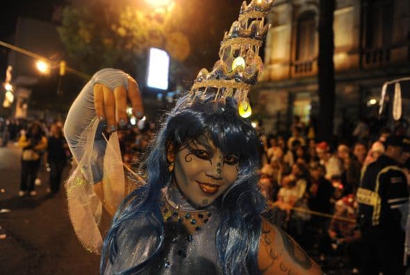El Festival de la Luz comenzó frente al Gimnasio Nacional alrededor de las seis de la tarde. La presidenta de Costa Rica, Laura Chinchilla, y Johnny Araya, alcalde capitalino fueron los que dejaron inaugurado el evento.