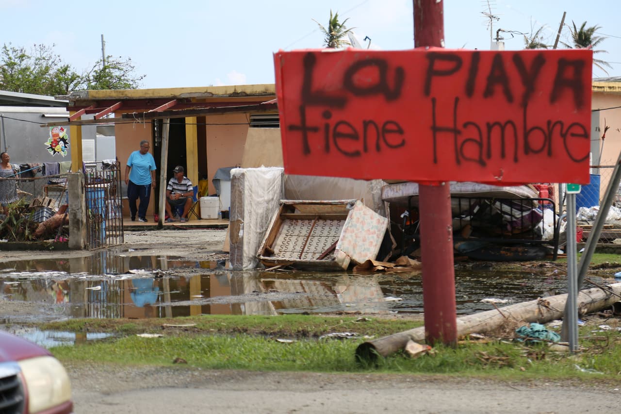 Residentes de Humacao expresaron en un cartel las carencias del municipio, fuertemente golpeado por el huracán María.