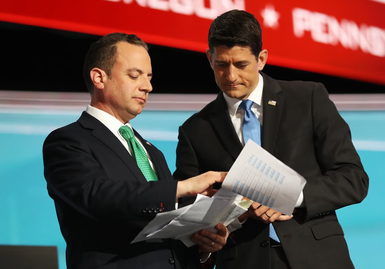 Reince Priebus, líder Comité Nacional Republicano y Paul Ryan verifican la votación de los delegados de Alaska.