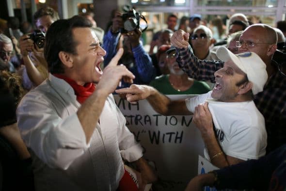 La medida levantó protestas entre los cubano-americanos de Miami, reunidos ese mismo día en el legendario restaurante Versalles.