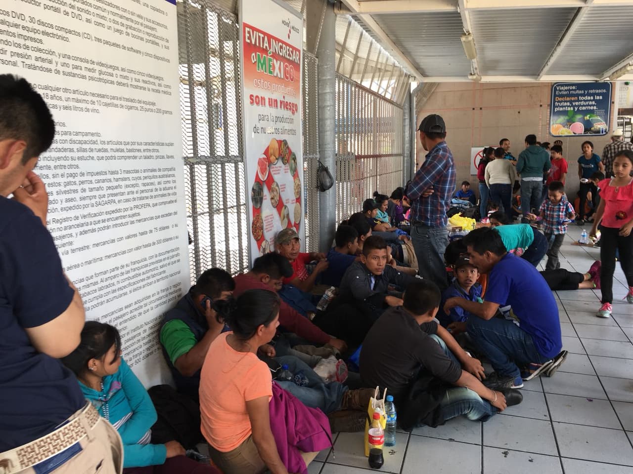 Familias con niños esperan en la garita DeConcini en Nogales, Sonora, para ser atendidos y solicitar asilo.