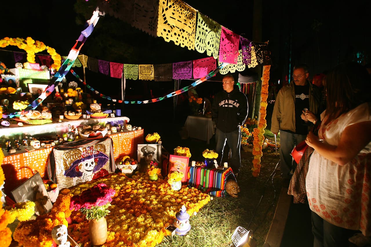 Es importante también la costumbre de armar un tradicional altar de muertos, repleto de recuerdos de nuestros seres queridos así como ofrendas, tales como pan de muerto, frutos, nueces, algún platillo tradicional y en general cosas de su agrado.