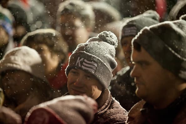 Seguidores de John Kasich oyen su mensaje bajo la nevada en N. Hampshire