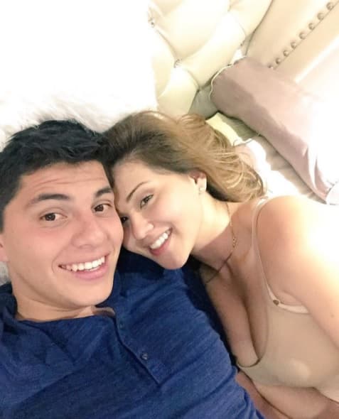 Alberto y 'Gomita' se hicieron novios en un baile de la Banda MS, de la que ambos son fans y tras algunos meses de amistad, iniciaron una relación amorosa.