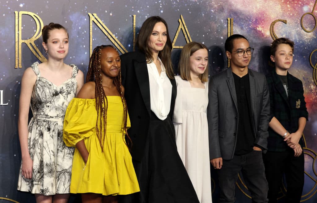 <b>Angelina Jolie y sus hijos</b>
<br>La actriz apareció en la cinta de Marvel 'Eternals'’ y para las alfombras rojas se le vio acompañada de sus hijos, luego de años alejados de los reflectores. El 27 de octubre estuvieron todos juntos, excepto Pax.