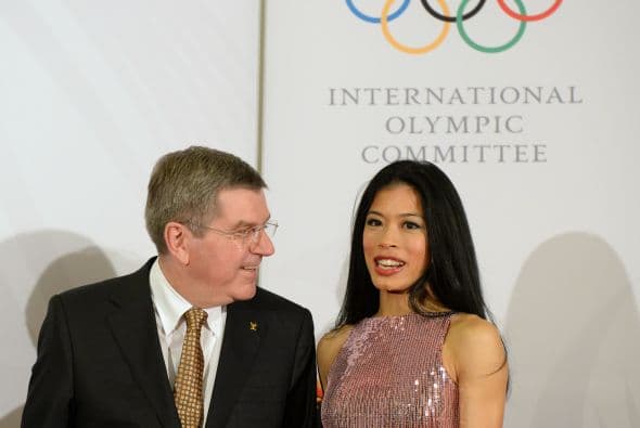 Thomas Bach, el presidente del Comité Olímpico Internacional le sonríe a la exmúsico Vanessa Mae, quien competirá en esquí alpino por Tailandia.