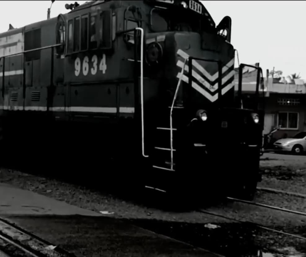 Inerte y adolorida, mientras algunas personas llamaban al servicio de emergencias, un joven vio el celular de Ericka, lo tomó y 
<b>se comunicó con sus padres para darles la noticia que generó una angustia sin precedentes en la familia. </b>
<br>