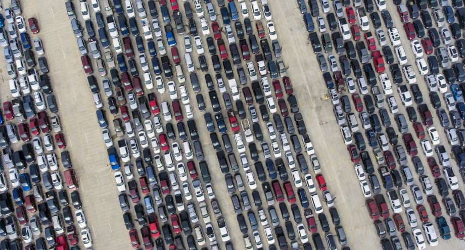 La gente espera en sus autos a que el Banco de Alimentos de San Antonio en Texas comience con la distribución de alimentos.