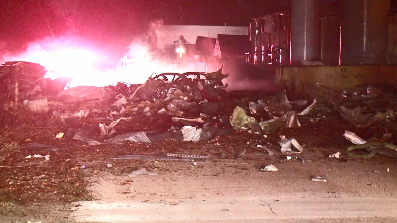 Las autoridades comentaron en una rueda de prensa esta mañana que todo está bajo control y no se registra ninguna fuga en el área de la explosión por lo que no existe riesgo latente de que se presente otro incidente similar.