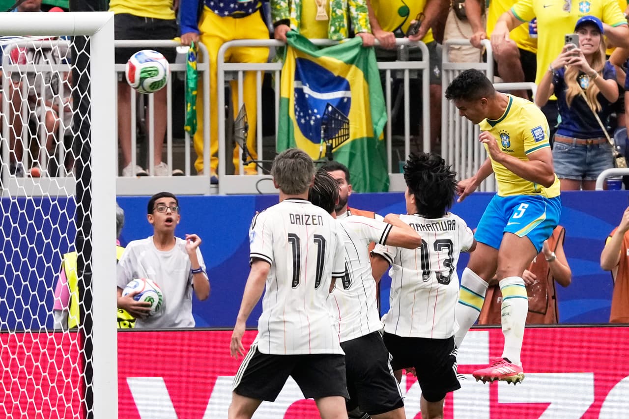Casemiro (5) de Brasil anota el primer gol de su equipo durante el partido de dieciseisavos de final de la Copa Mundial entre Brasil y Japón en Houston, el lunes 29 de junio de 2026.