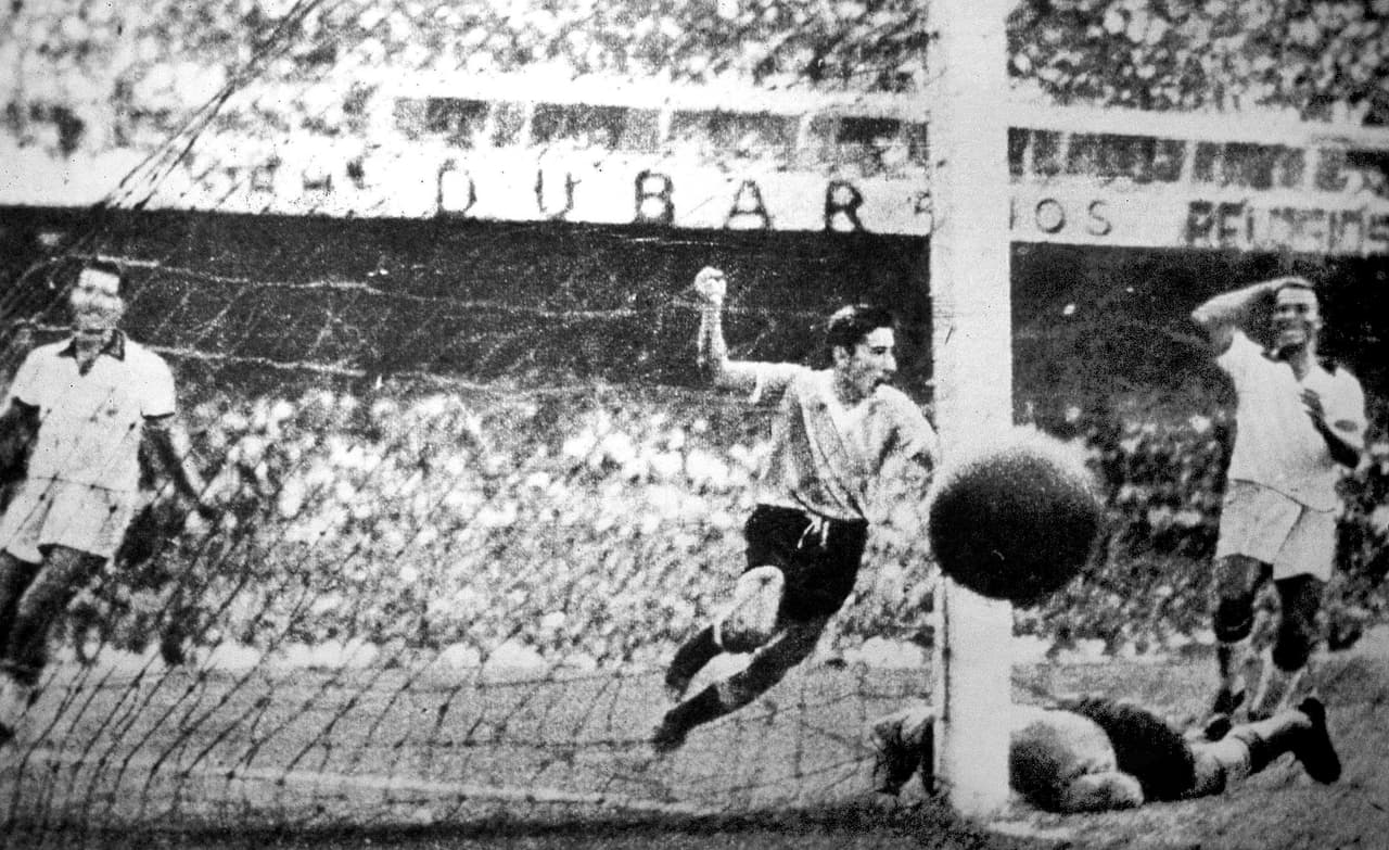 El jugador de la selección de Uruguay, Alcides Ghiggia, centro, anota un gol contra Brasil en la final del Mundial el 16 de julio de 1950 en Río de Janeiro, en el partido conocido como el Maracanazo.