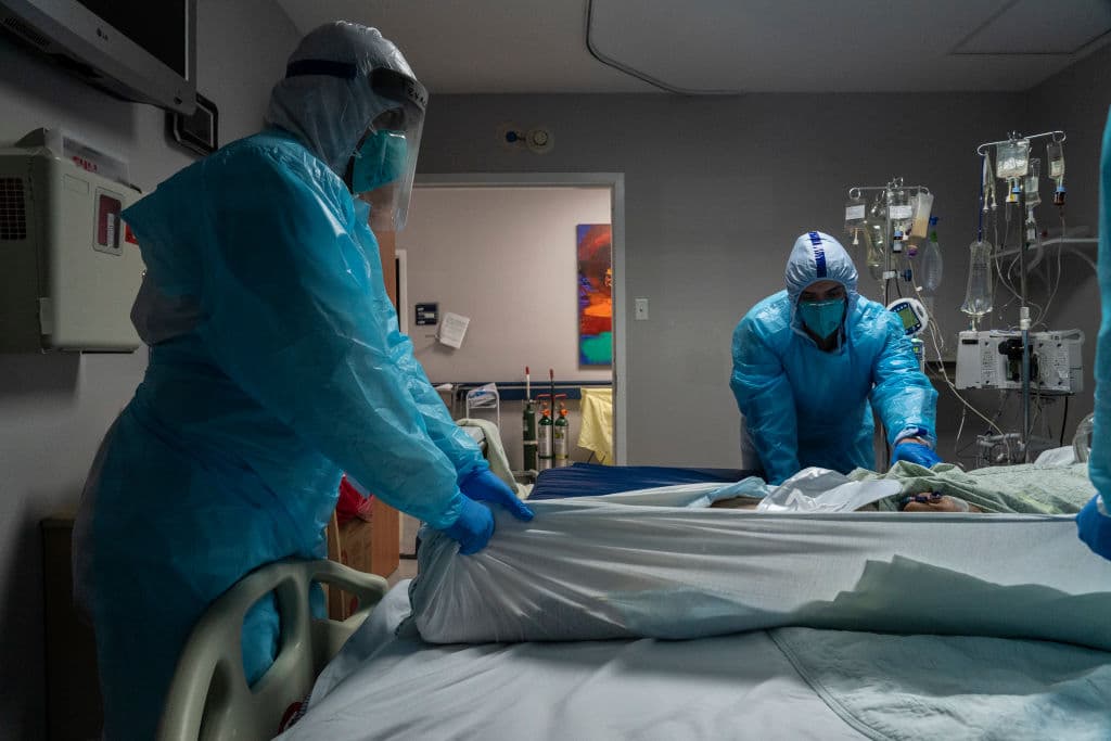 Dos trabajadores médicos mueven a un paciente de covid-19 en Houston. Las pruebas de covid-19 en Texas han alcanzado un 10% de casos positivos, otra cifra que es también un récord de acuerdo con datos del gobierno texano.