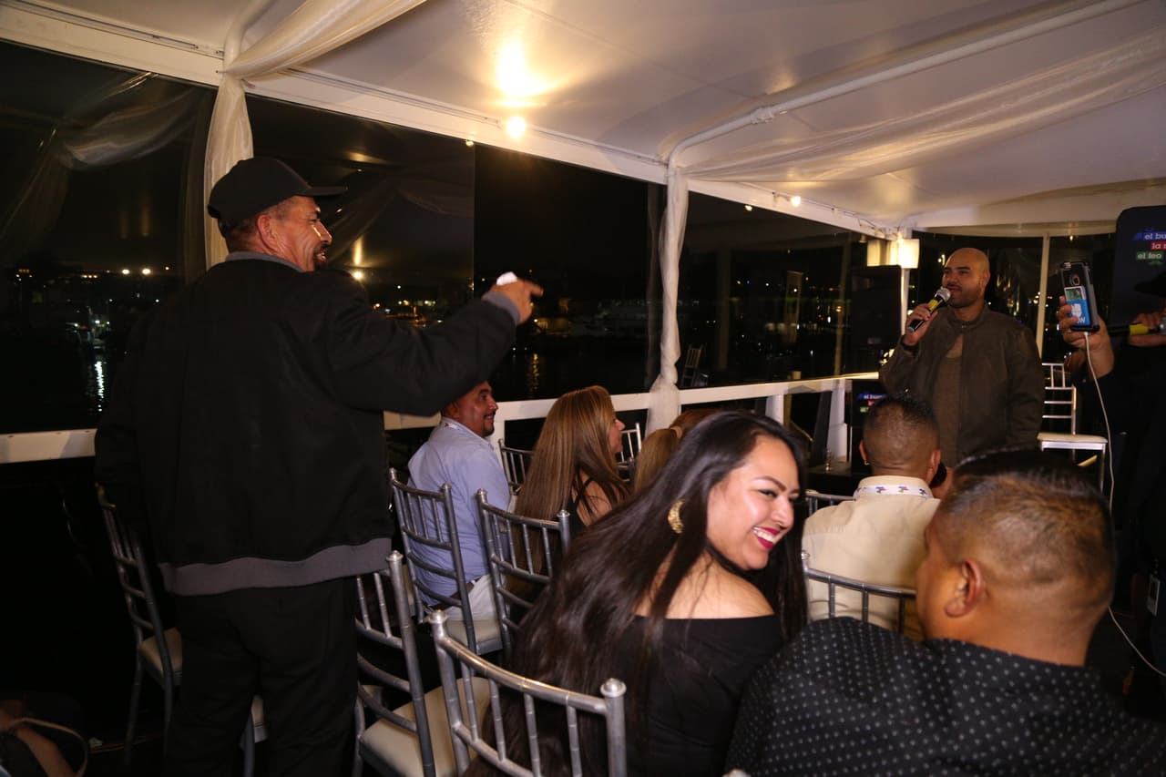 <b><a href="https://www.facebook.com/RaulElPelon/?fref=ts">Raúl 'El Pelón'</a></b>, 
<b><a href="https://www.facebook.com/carlamedranoo/?fref=ts">Carla Medrano </a></b>y 
<b><a href="https://www.facebook.com/andresmaldonadoelfeo/?fref=ts">El Feo</a></b> premiaron a sus oyentes con una noche inolvidable al lado de 
<b><a href="https://www.facebook.com/Calibre50Musica/?fref=ts">Calibre 50</a></b> en un bote privado.