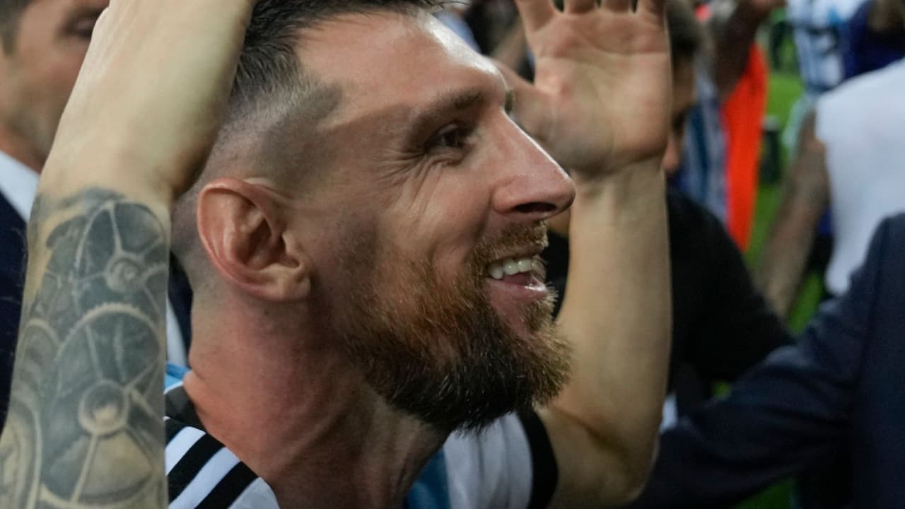 Mañana, el marcador amanecerá en cero a cero, brindándole a Messi la oportunidad de salir a la cancha, ya sea con la camiseta del Inter Miami o la de la selección argentina, 
<b>y emocionar a millones de personas</b>. Tal vez le quede un solo juego o incluso mil más; no lo sabremos 
<b>hasta que el pitazo final marque el cierre de su dinastía</b>. Mientras tanto, su legado incluye una 
<b>Copa Mundial, 4 Ligas de Campeones de la UEFA, 7 Copas del Rey, 3 Mundiales de Clubes y una fortuna de 400 millones de dólares</b>. Y tú, 
<i>¿piensas que este es su fin?</i>
