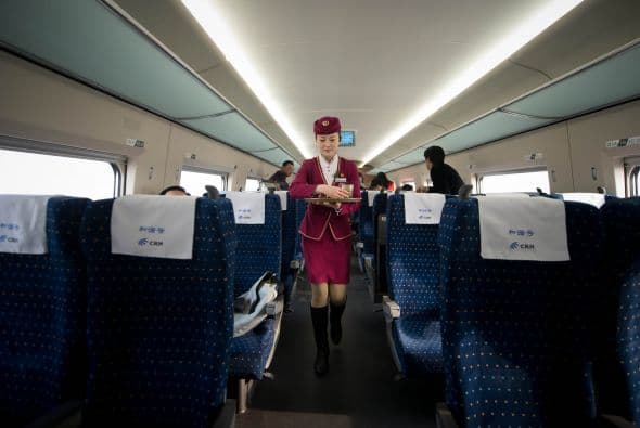El gobierno chino también planea construir una red ferroviaria de alta velocidad con cuatro líneas este-oeste y cuatro norte-sur para el año 2020.