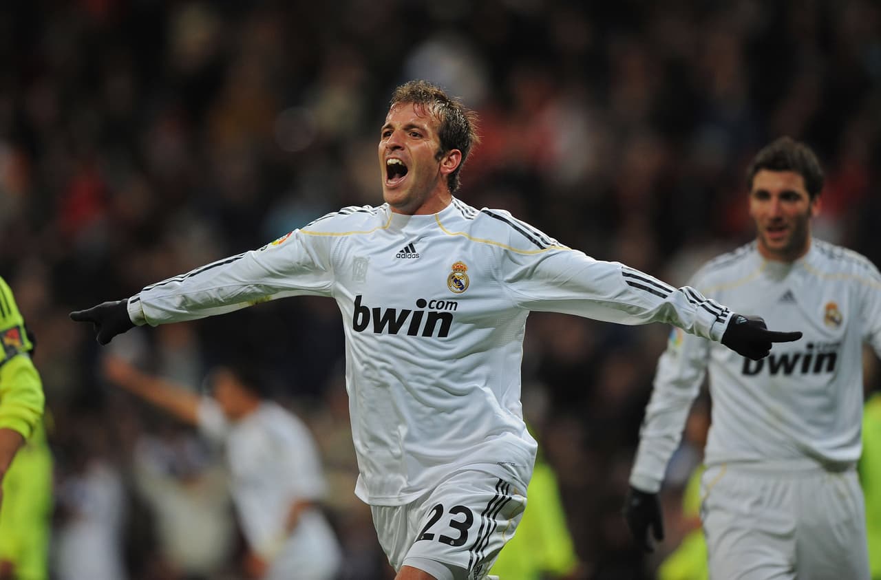 Pasados dos años, en el 2010, el turno fue para Rafael van der Vaart, quien firmó con el Tottenham Hotspur a cambio de 10 millones de euros. Al equipo español había llegado desde el Hamburgo.