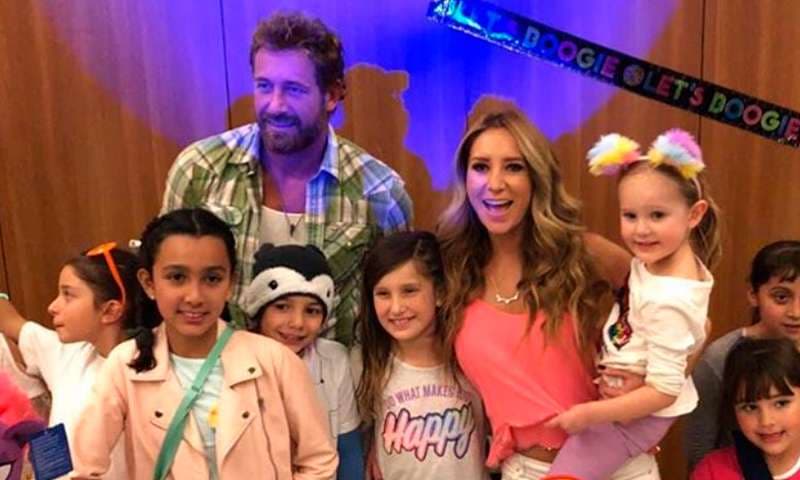 Esta imagen fue durante la fiesta de cumpleaños de sus hijas Elissa y Miranda, que celebraron juntos el pasado 17 de febrero.