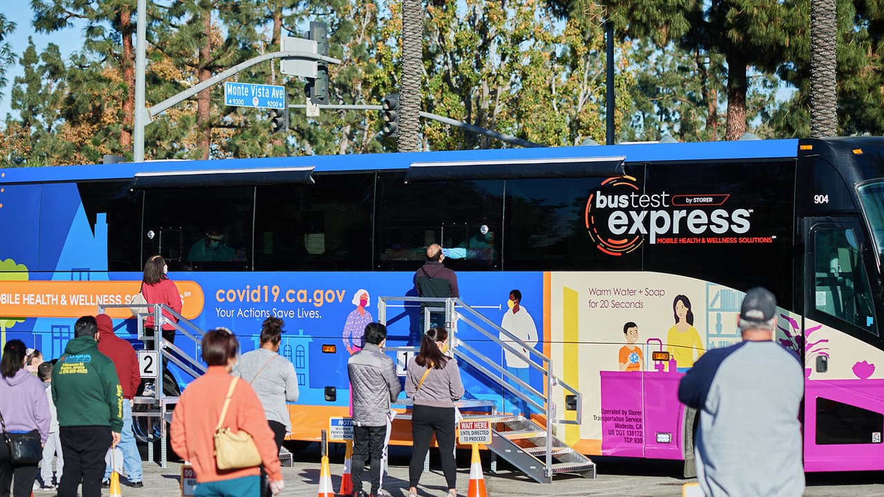 Estas unidades móviles
<b>toman pruebas de Covid 19 y también administran vacunas a la población circundante.</b>