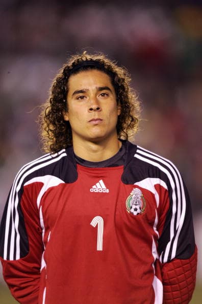 A pesar de que su corte dejó a muchas fanáticas con la boca abierta, el portero dejó que su mítica melena creciera de nuevo. Hoy, está más guapo que nunca y sin duda dispuesto a dejar todo en la cancha para ganar la Copa América 2016. En entrevista para Marca comentó “Me gusta pensar a lo grande. Si estamos en la Copa América, es para luchar por ganarla.” Esos chinos le traen mucha suerte, veremos si estos le dan la victoria.