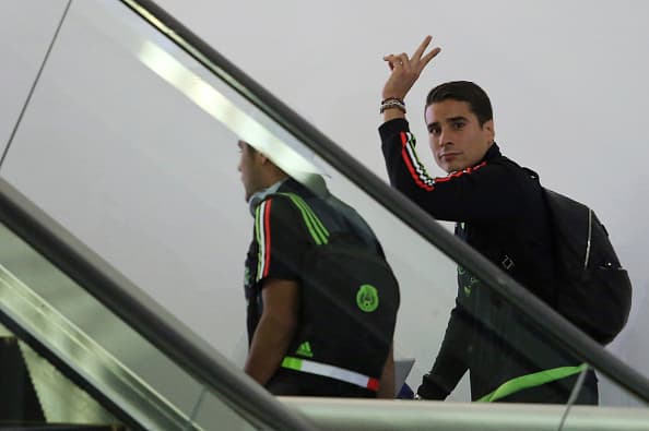 Siempre será nuestro favorito pues con chinos, sin ellos, con banda en el pelo o sin ella se ve muy bien. Sí, sus chinos son icónicos pero el pelo corto lo hace ver elegante y con un look mucho más limpio. Sus compañeros de selección comentaron que el día del partido México-Guatemala bajó a desayunar y solo dijo “necesitaba cortar un poco el pelo”. Ahora, lo vemos de nuevo con pelo largo y lo reconocemos como al jugador con mejores rizos.