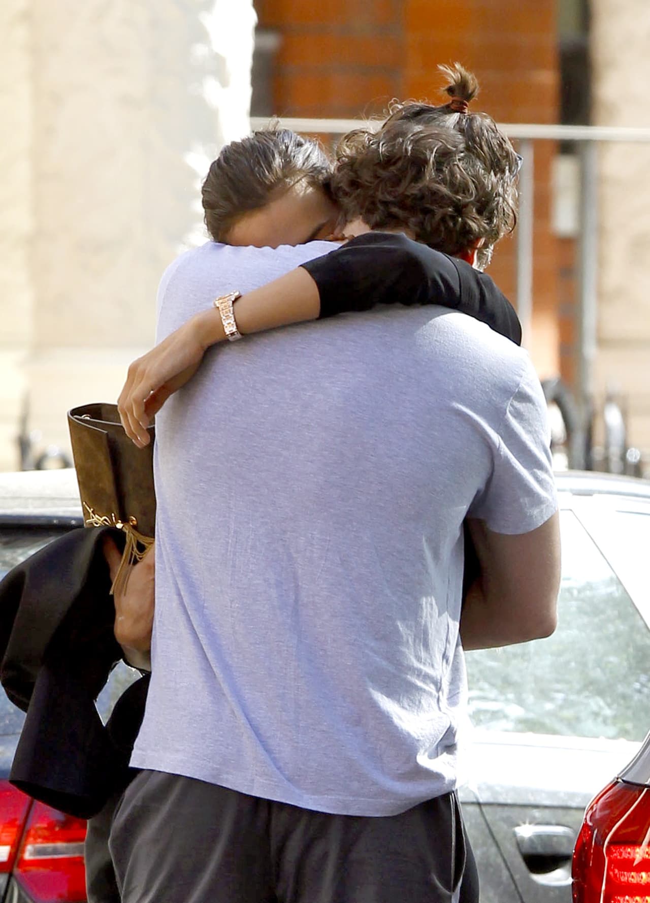 Irina y Brad, entre besito y apapacho.