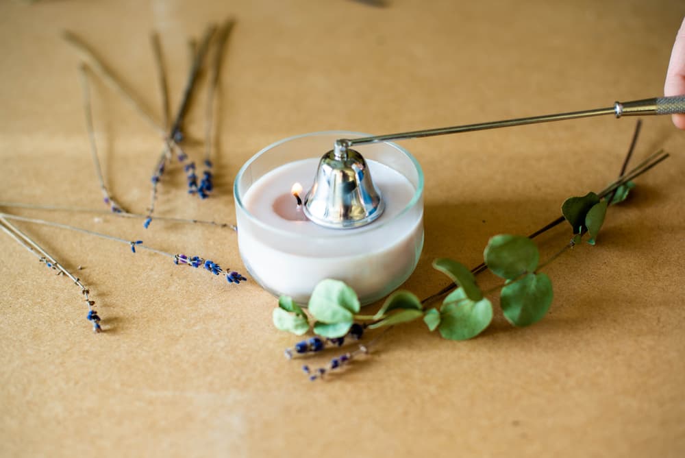 Al finalizar deja que se acabe la vela, consumiéndose por completo. El incienso tardará menos en hacerlo.