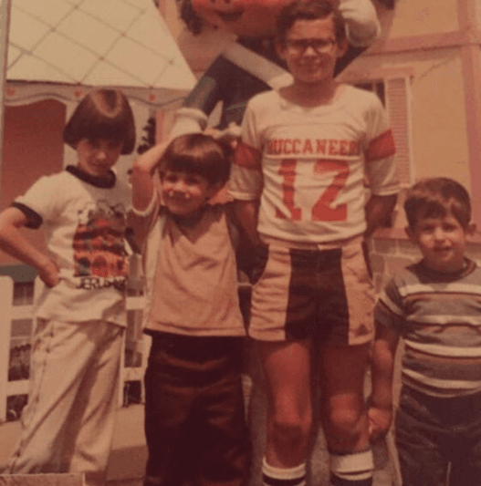 Esta fotografía nos encanta. Alan lucía muy serio con esos lentes.