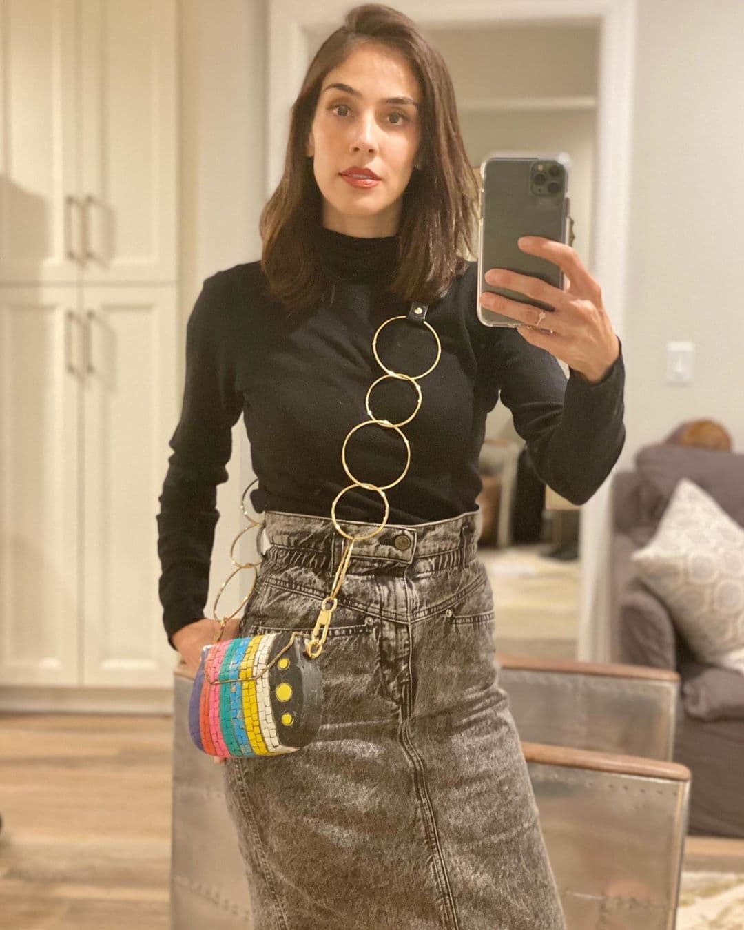 Haciendo alusión a la cuarentena que millones de personas realizan en el mundo ante la 
<b><a href="https://www.univision.com/famosos/desempleo-compras-y-seguro-medico-danna-garcia-cuenta-lo-que-no-te-han-dicho-del-coronavirus-fotos" target="_blank">emergencia sanitaria por el Covid-19</a></b>, mejor conocido como coronavirus, Echeverría agregó que "estamos todos unidos en familia. Disfrutemos de estos momentos. No siempre se puede estar disfrutando a los seres que más amamos por tiempo completo".
<br>