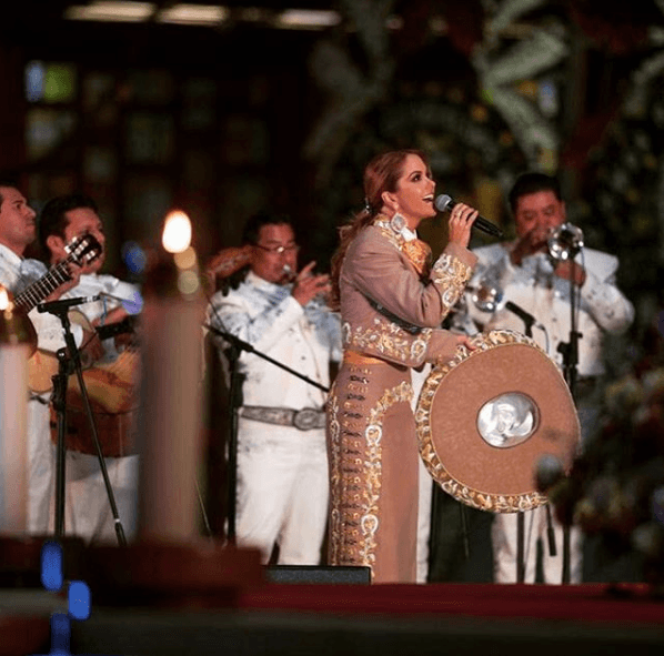 Sin duda alguna, Lucero es una digna portadora del traje de charro propio para estas presentaciones.