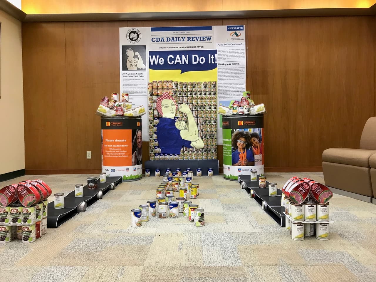 Con todos los alimentos recibidos, los 16 equipos de empleados construyeron obras de arte centradas en los temas de la hambruna y la ayuda al prójimo. Los artículos incluyeron cajas, latas y sacos de alimentos no perecederos. 
<br>